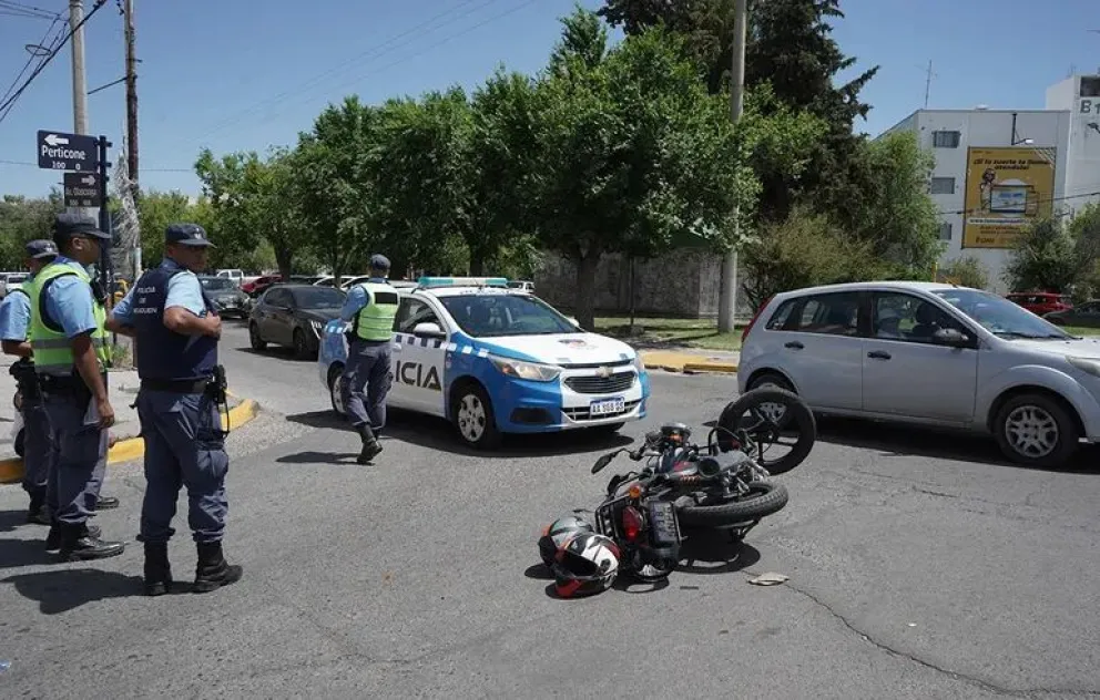 Choque en la Avenida Olascoaga deja un motociclista herido y un auto secuestrado