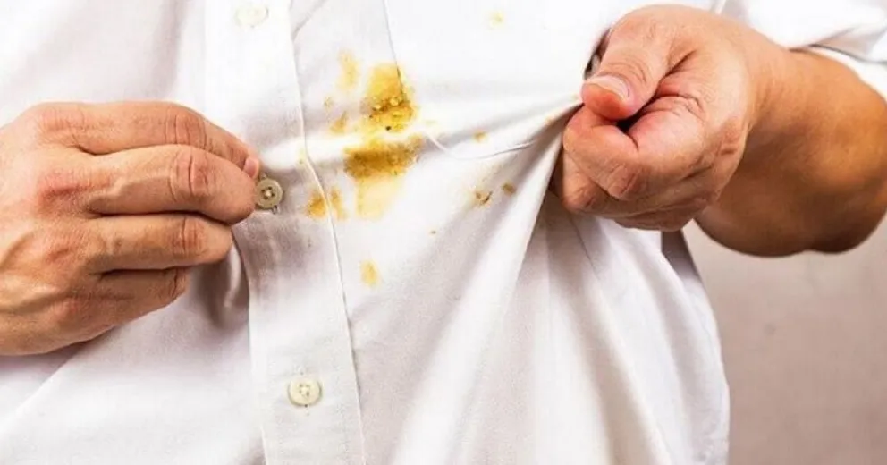Elimina las manchas de grasa de tu ropa con un truco casero y económico