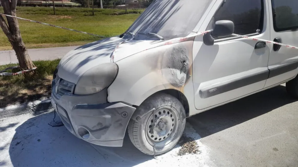 Dos individuos le incendiaron la camioneta y la mujer denuncia a su ex pareja 