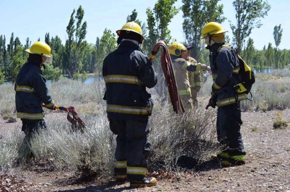 Un voraz incendio de pastizales amenazó al edificio de la Escuela 109