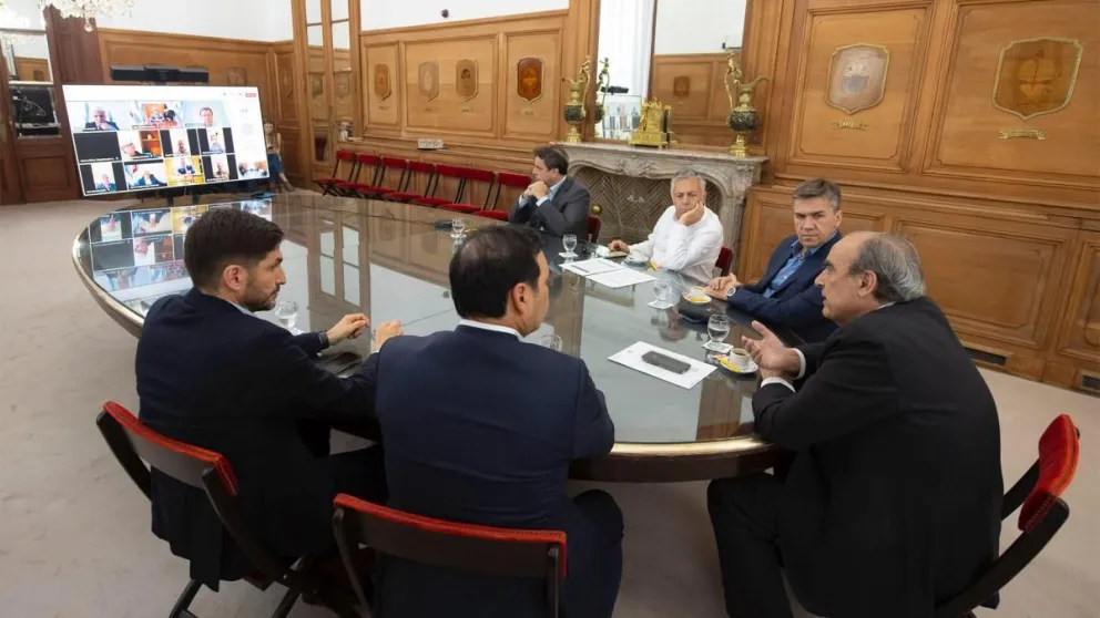 El Gobierno convocó a una reunión entre los gobernadores y Milei