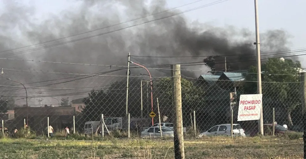 Un incendio consumió una carpintería en la ciudad de Cipolletti