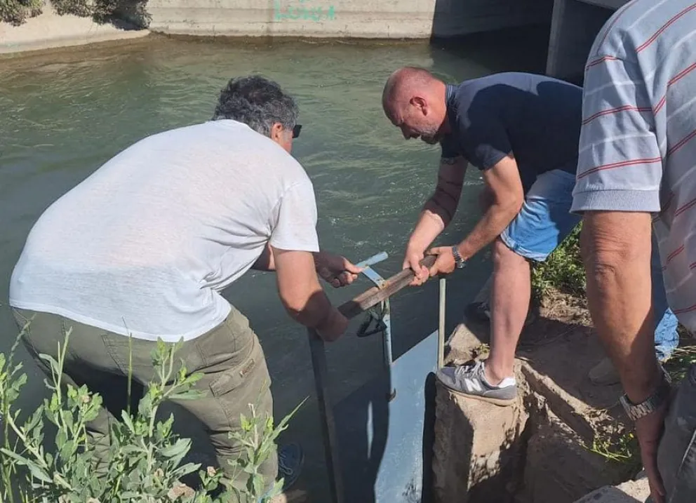 Por un intento de robo se inundaron varios sectores de Fernández Oro