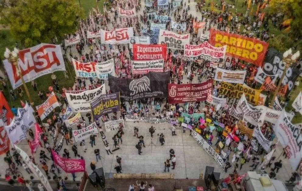 Marcha masiva desafía el protocolo "antipiquetes" del Gobierno