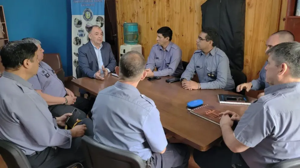 El ministro de Seguridad se reuni&oacute; con los jefes policiales de Cipolletti
