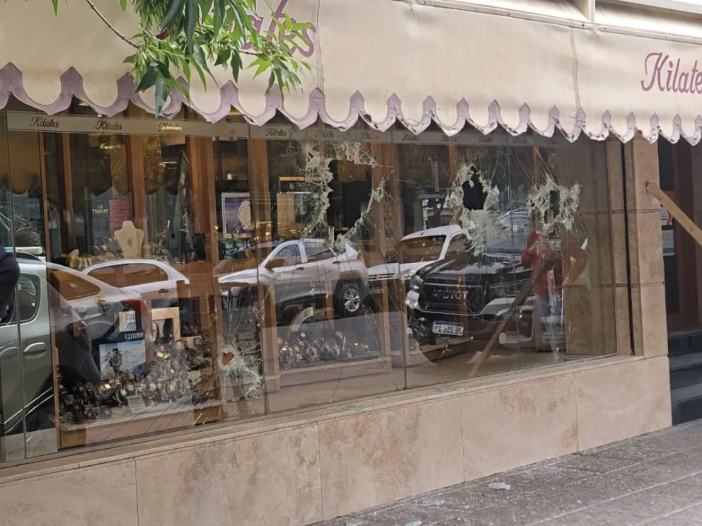 Asalto a la joyería: se supo que los delincuentes usaron tres vehículos para escapar