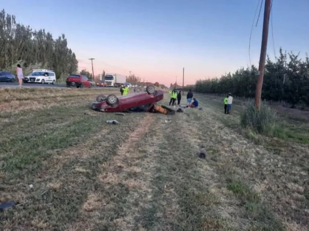  Insólito vuelco en la Ruta 22: Dos heridos en un accidente mientras intentaba remolcar un auto
