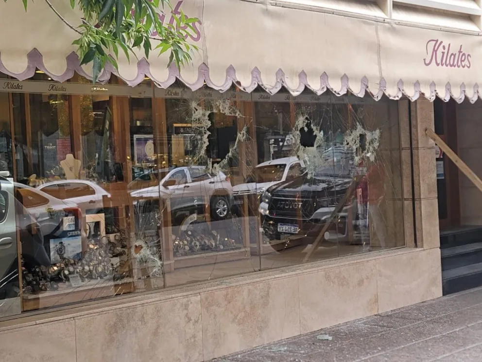 Asalto a la joyería: usaron puntales para trabar el sistema de rejas del local