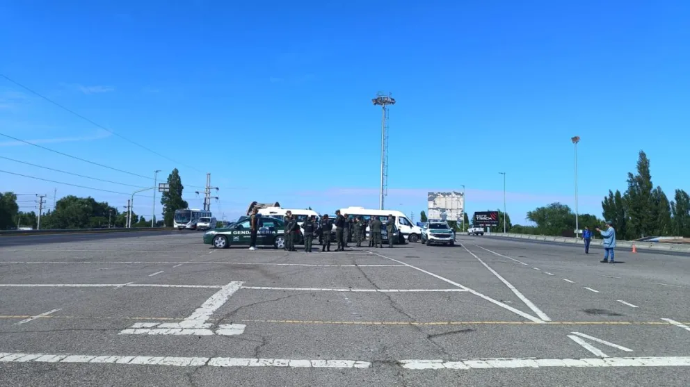 Gendarmería en los puentes carreteros para evitar cortes