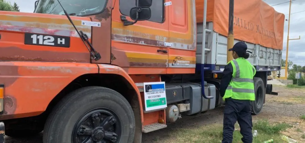 Qué cara está la papa: el camionero hizo una parada para llevarse dos ruedas
