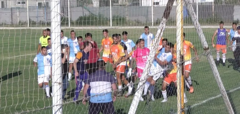 VIDEO: Deportivo Roca eliminó a La Amistad y en el final hubo incidentes entre jugadores