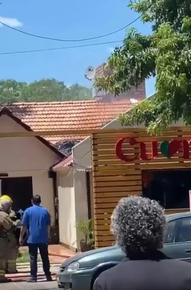 Video: Así se incendió una reconocida heladería de Cipolletti