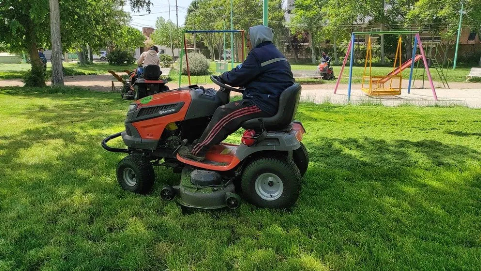 La Municipalidad continúa con las tareas de mantenimiento en plazas