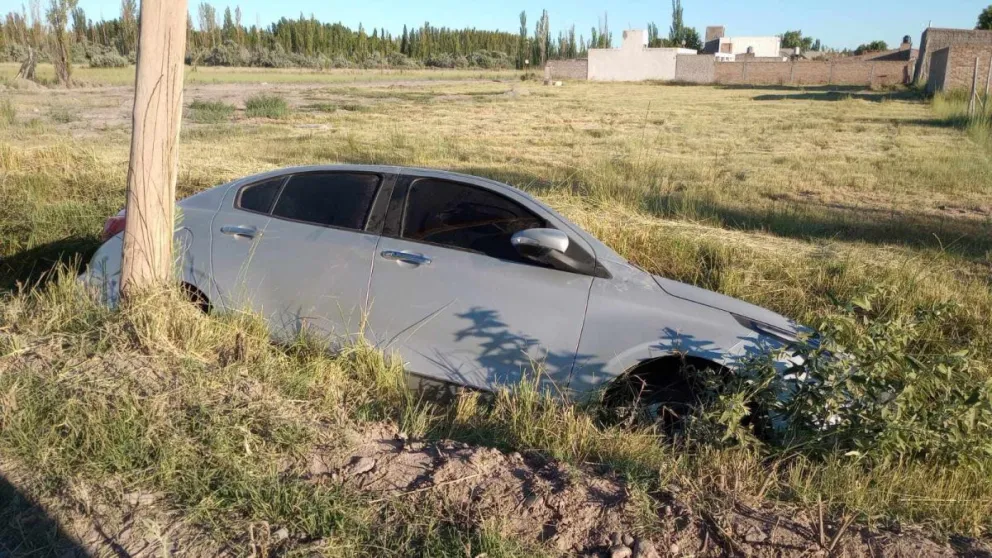Más atención en las calles de tierra: derrapó y se fue al desagüe