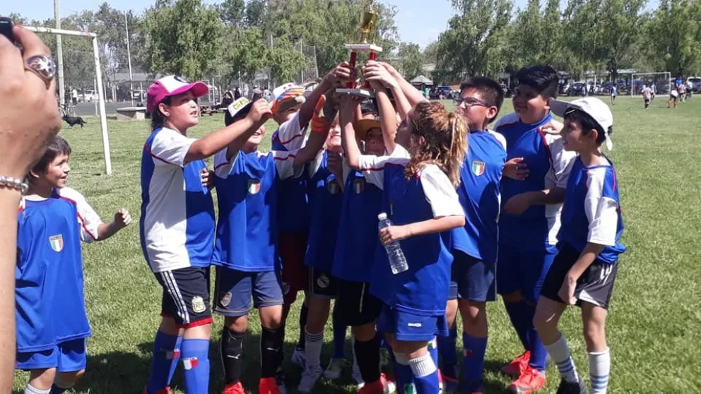 Un triste adiós de la comunidad a la histórica escuelita de fútbol que cierra sus puertas
