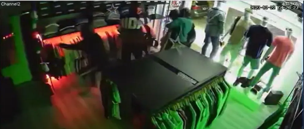 Rejas, cámaras, candados antirrobo, nada detuvo a delincuentes para millonario robo en una tienda