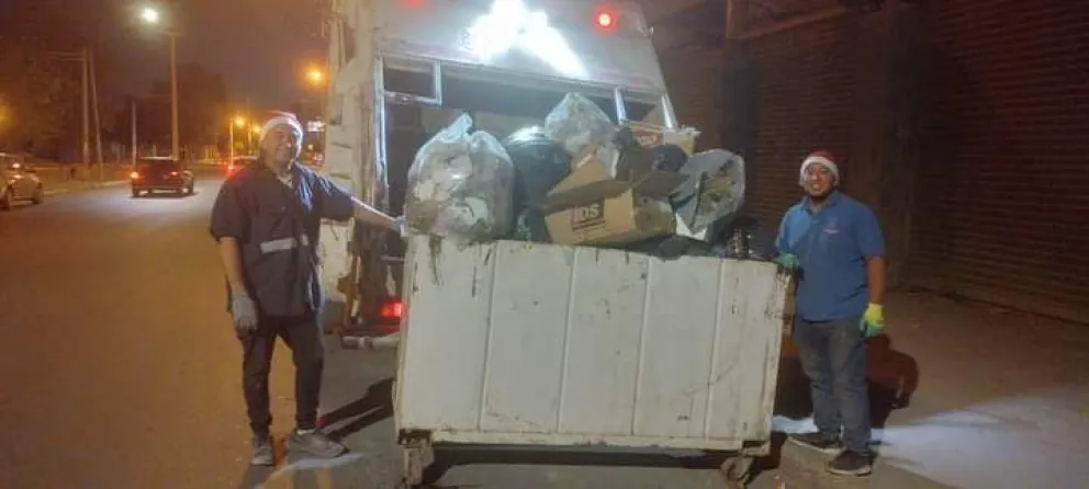 Trabajadores municipales recogieron residuos por la noche acompañados por Papá Noel