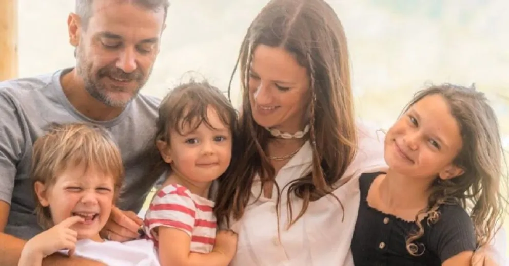 Divertida pelea de los hijos de Paula Chaves y Pedro Alfonso en el avión