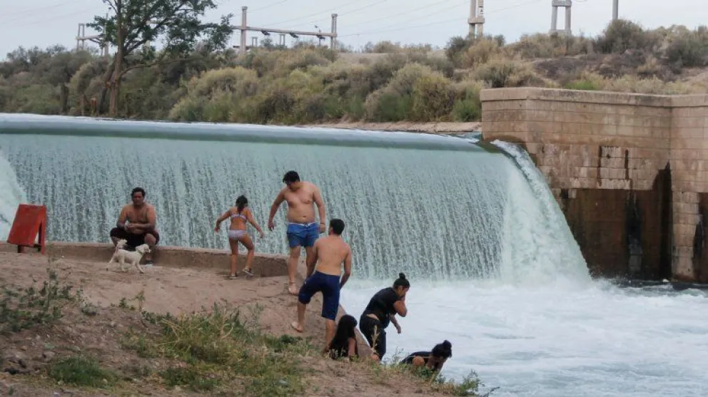   ¡Recordá que está prohibido bañarse en los canales de riego!