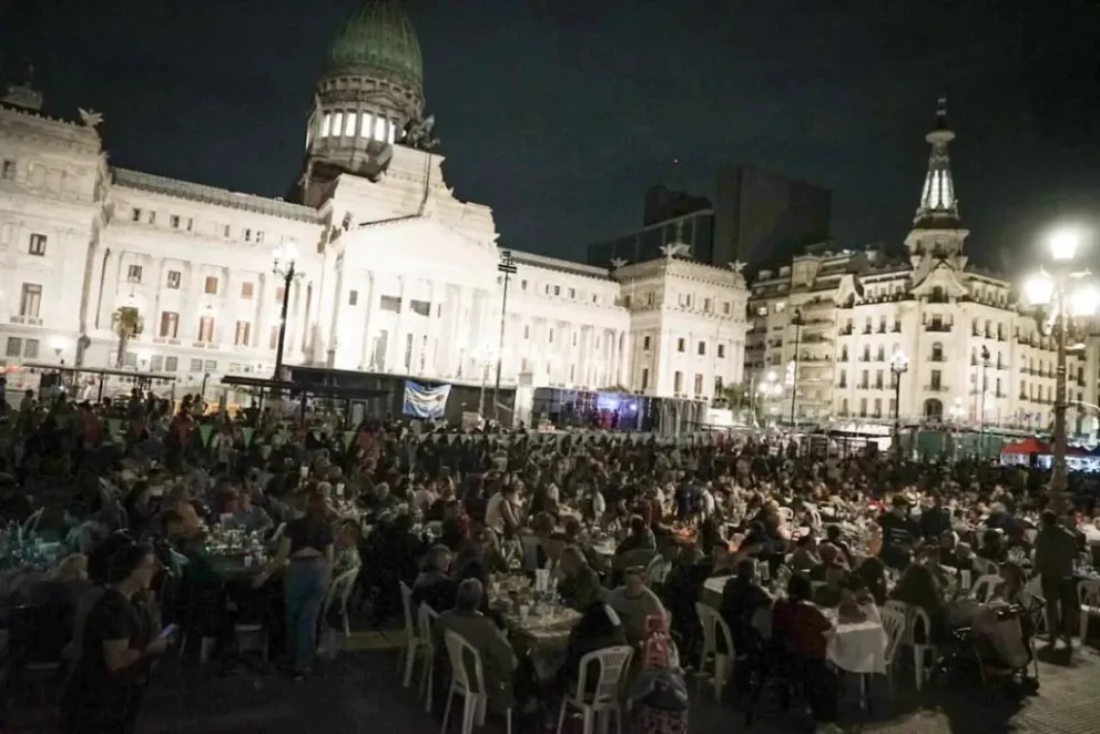 Cena comunitaria para 4.000 personas sin techo: la solidaridad navideña se hizo presente