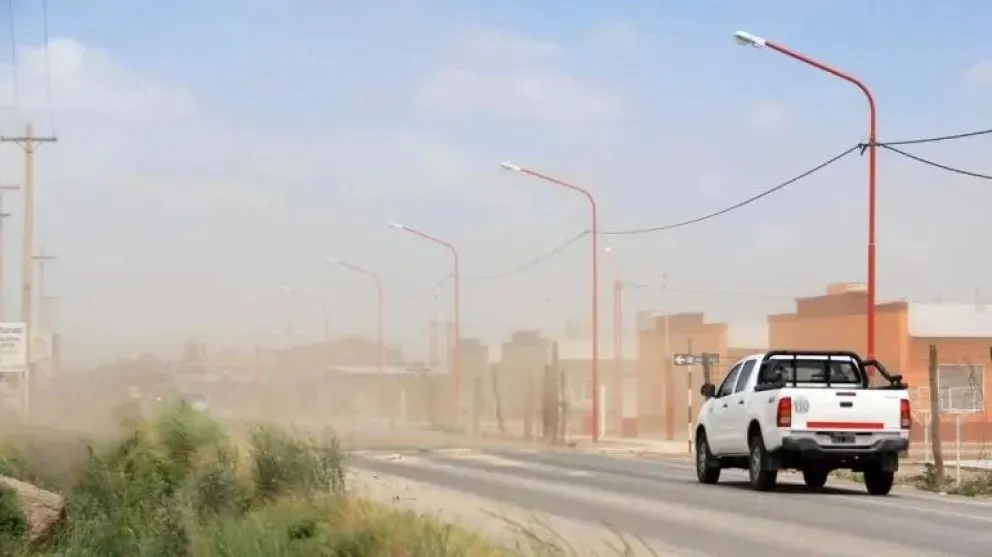 En caso de emergencia, como la caída de postes, cables o árboles sobre la vía pública, llamar al 109 