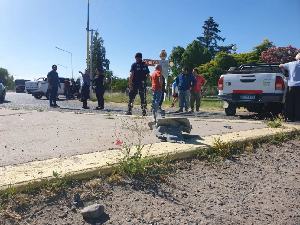 Fuerte colisión entre dos camionetas en uno de los ingresos a Cipolletti