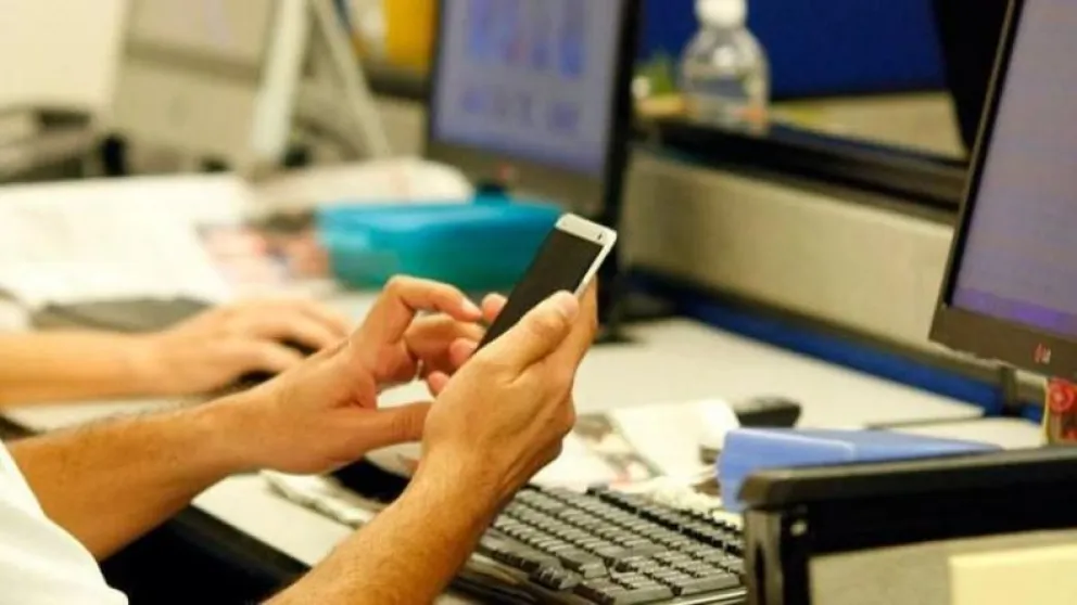 Insólito: fue despedido por exceso del uso del celular y dormir en horario laboral