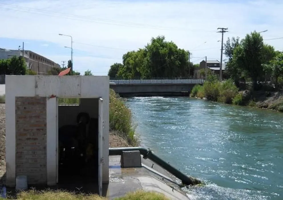 Rescataron a una mujer que cayó al canal principal 