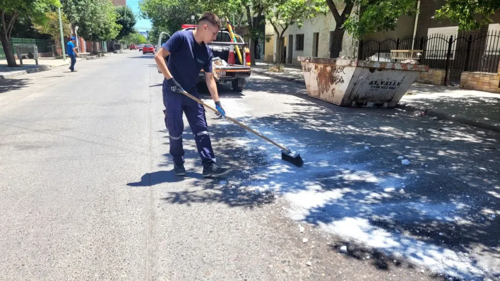 Precaución: derrame de combustible en una transitada calle de la ciudad