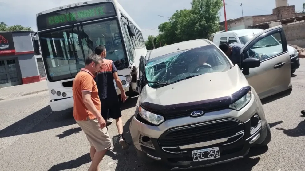 Un colectivo y un automóvil protagonizaron un hecho de tránsito en el cierre del año