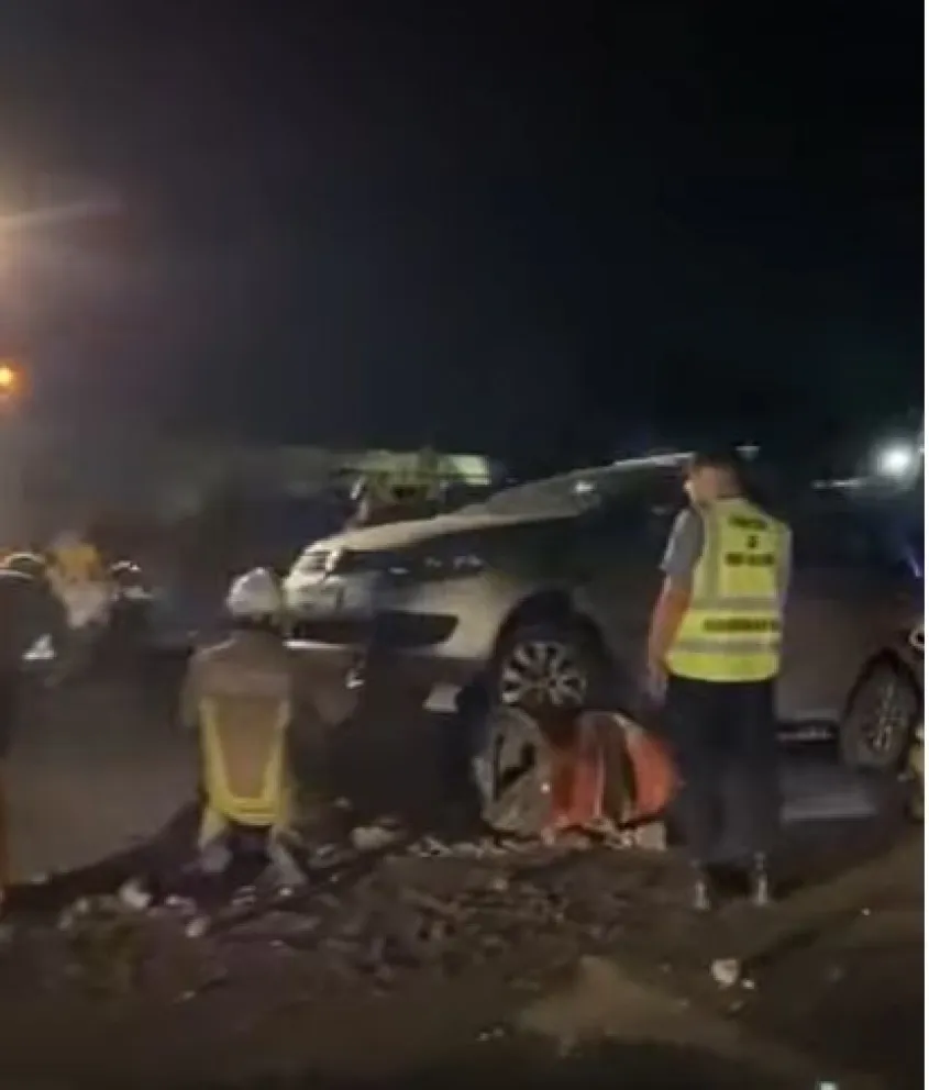 Conductor quedó montado sobre una barrera New Jersey en Ruta 22