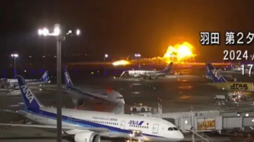 Mira el video: se incendió un avión en el aeropuerto de Tokio con 350 pasajeros