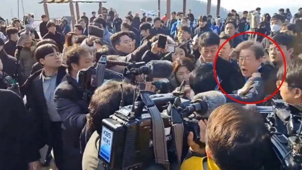Atentado en Corea del Sur: apuñalaron en la garganta al líder político de la oposición