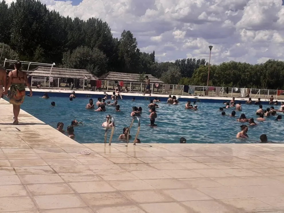 Los cipoleños ya disfrutan del verano en la pileta municipal