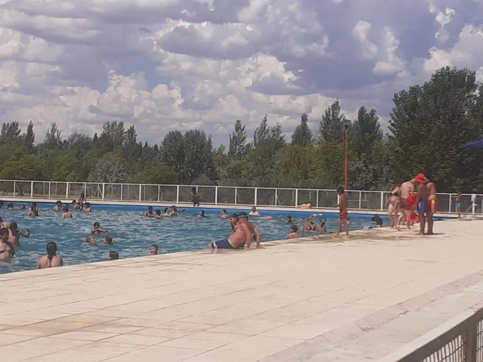 ¡Todos a la pileta! Entérate los horarios y detalles del natatorio municipal