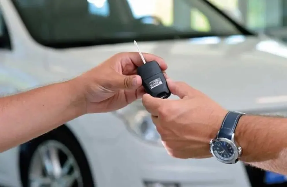 Protestó con carteles para que le entregaran el 0 km que compró y ahora lo tienen que indemnizar