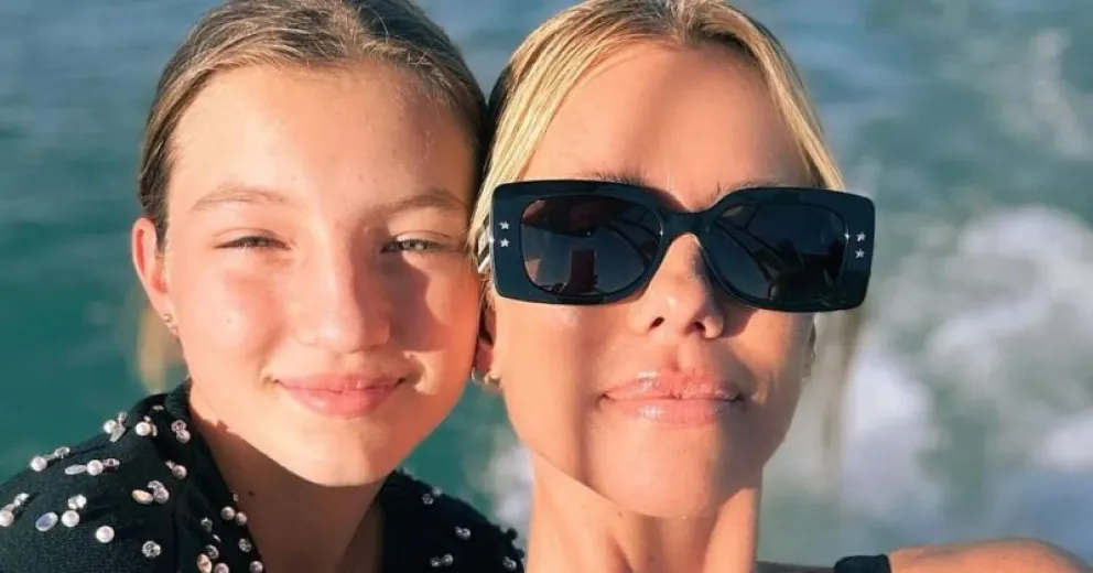 Sorprendente parecido: Allegra Cubero y Nicole Neumann impactan juntas en el yate