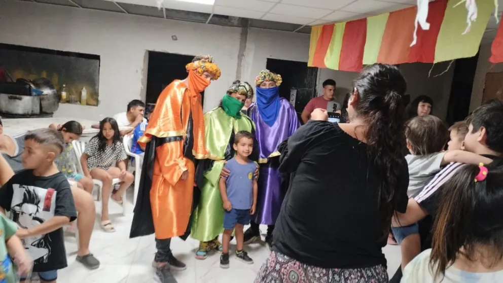 Los Reyes pasaron por los barrios e hicieron felices a cientos de niños