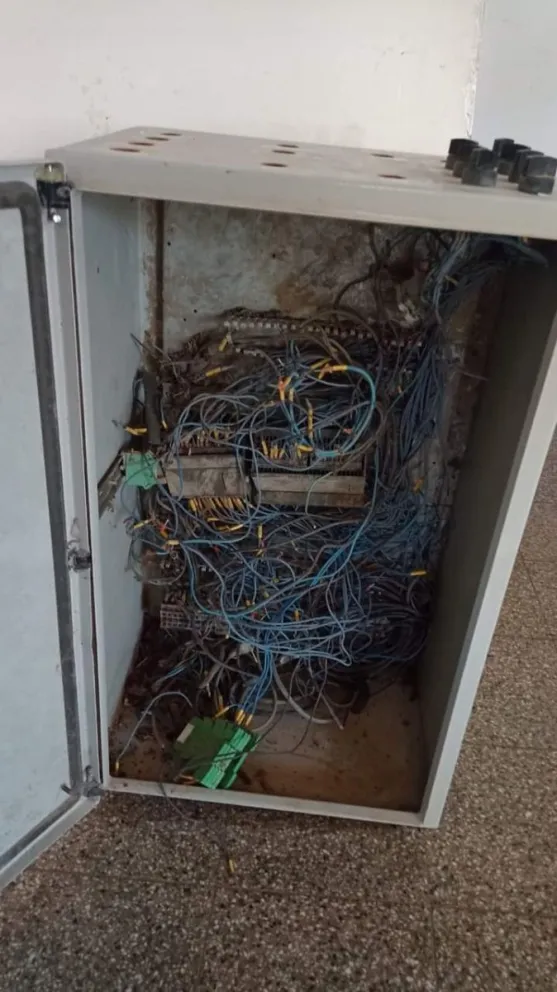La policía detuvo a dos hombres mientras intentaban robar un tablero eléctrico