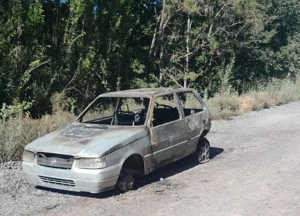 Destrucción total de un Fiat Uno en Ferri