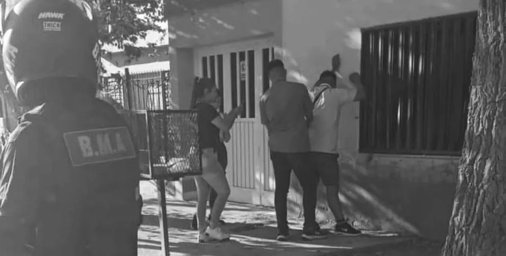 Demoraron a un individuo con envoltorios de estupefacientes listos para comercializar en Cipolletti