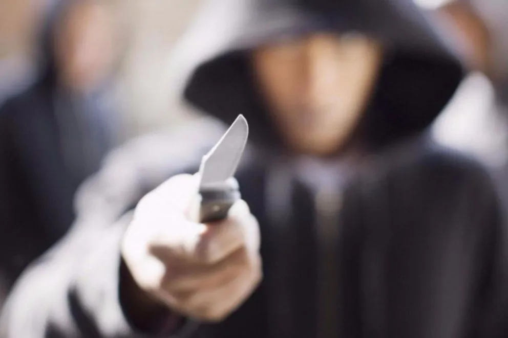 Ingresó a una verdulería y amenazó a la comerciante con un cuchillo al cuello