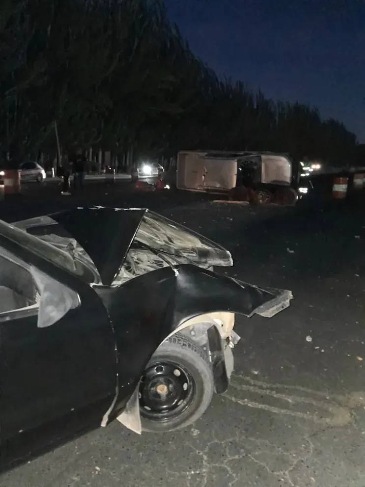 Impactante: chocó y volcó en la Ruta 22 