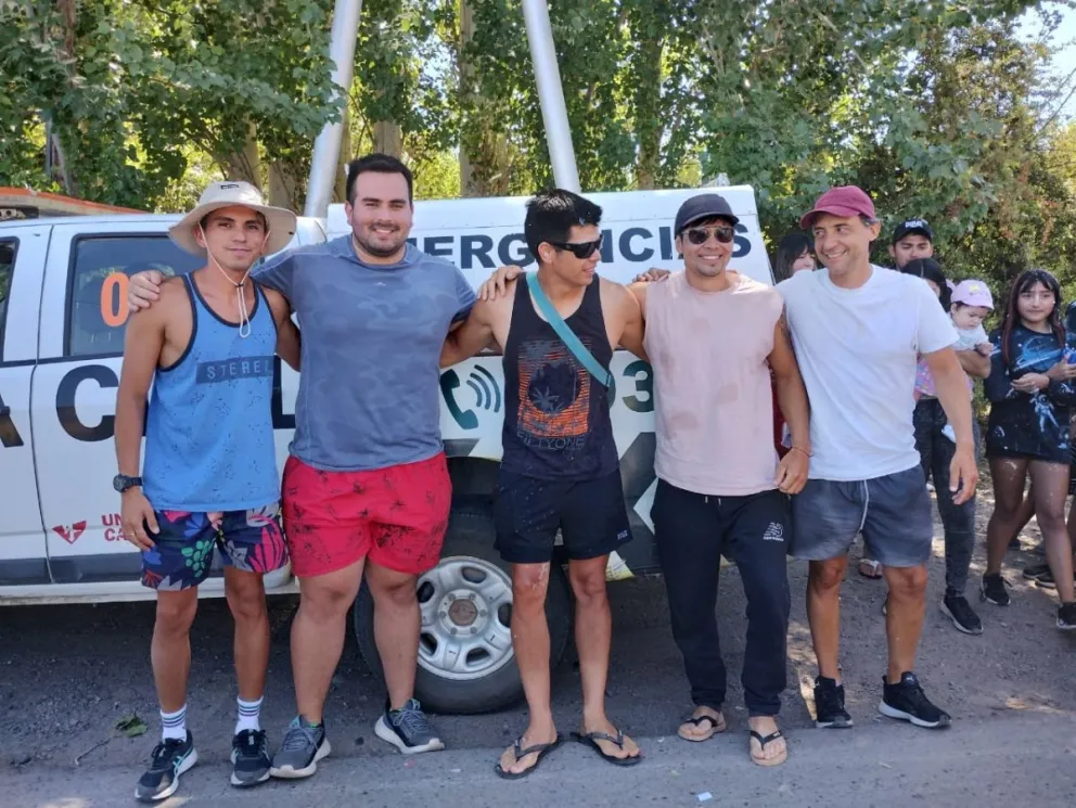 Gran recibimiento a palistas de la Regata internacional del Río Negro en la región