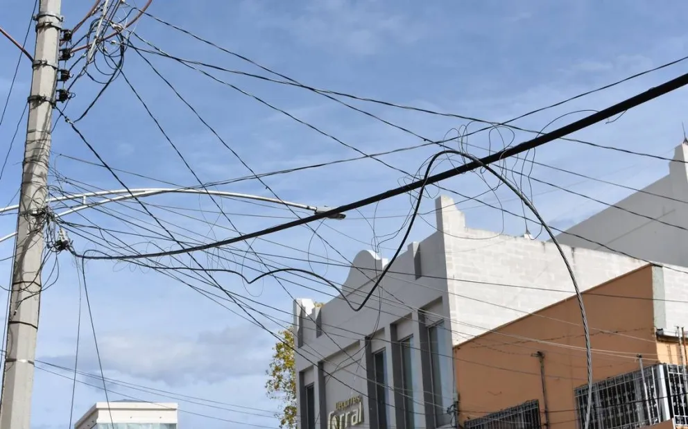 Tragedia: murió tras recibir una fuerte descarga eléctrica mientras robaba y quedó colgado de los cables