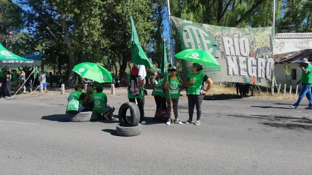 Sin cortes, ATE realizó una panfleteada en el puente carretero hasta el mediodía