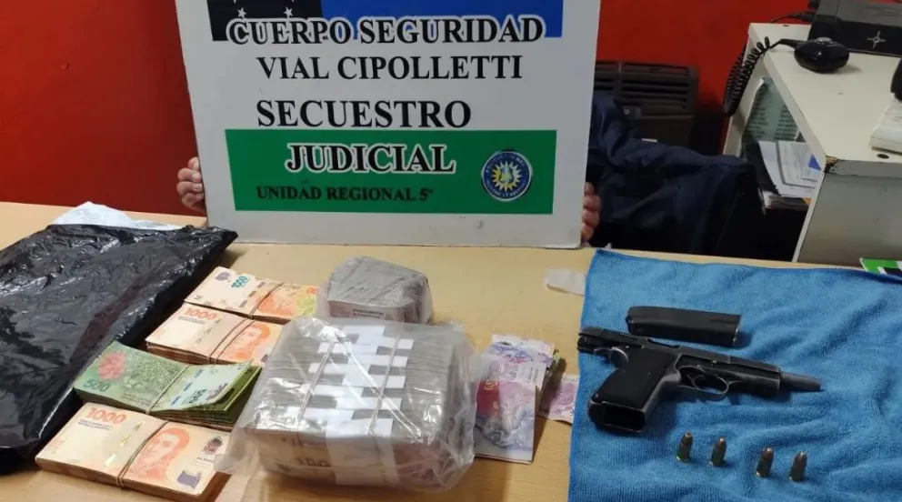 Detuvieron en la ruta 22 a dos hombres con arma y medio millón de pesos