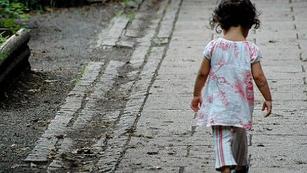 Minutos interminables: una mamá se despertó, encontró la reja abierta y la hija no estaba