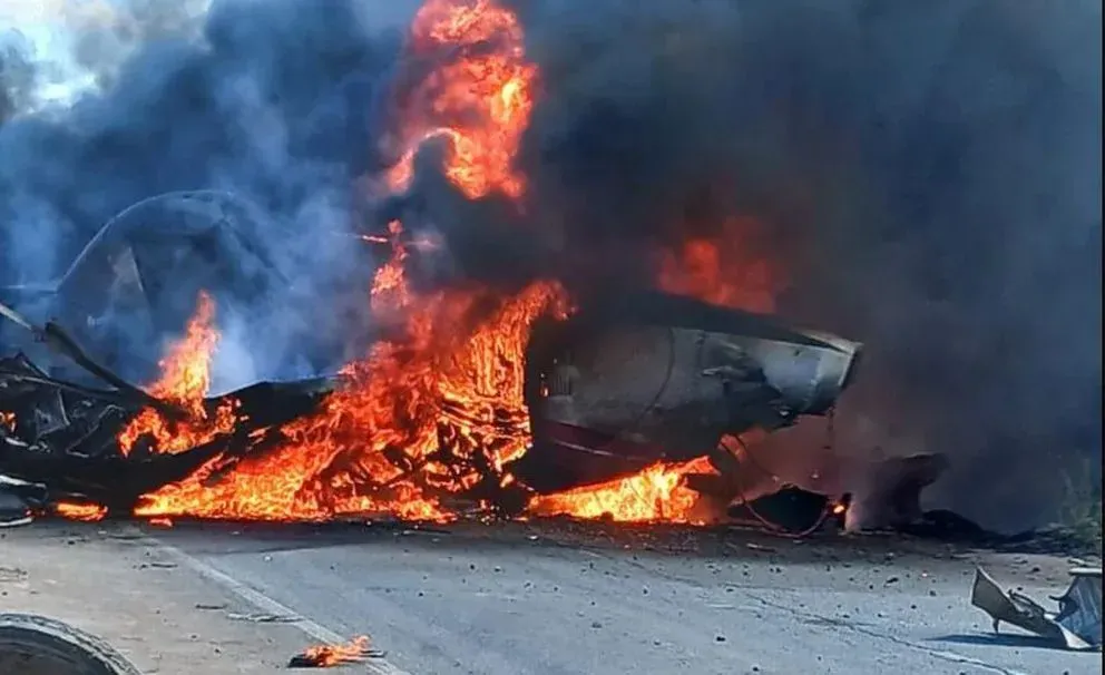 Video: una avioneta cayó sobre los autos en una autopista en Chile