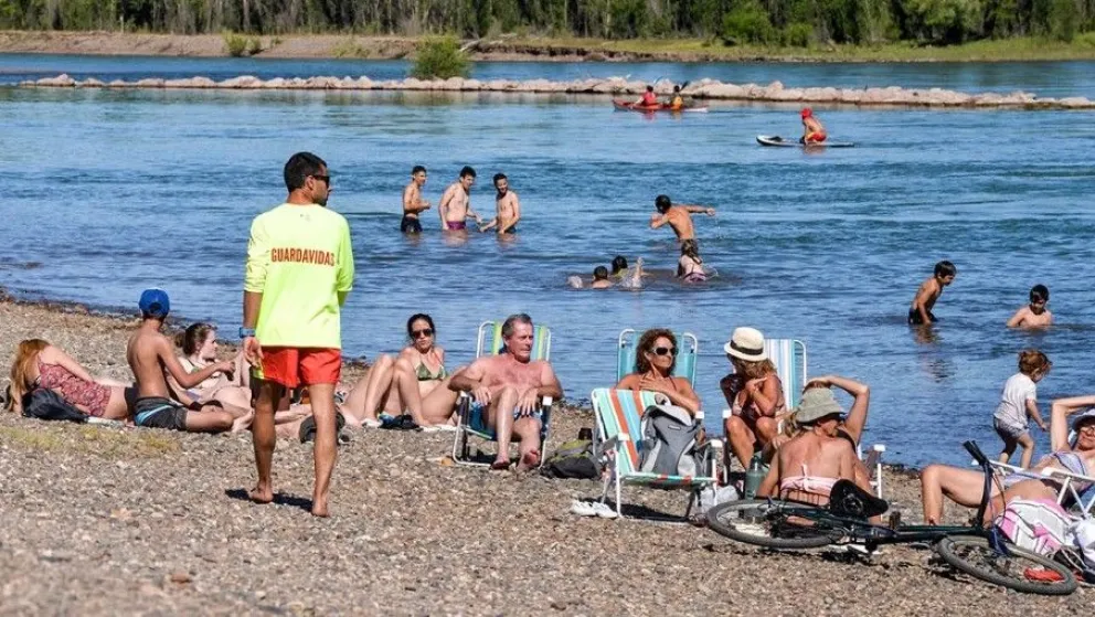 Por la crecida de los ríos piden mayor presencia de guardavidas en los balnearios del Alto Valle